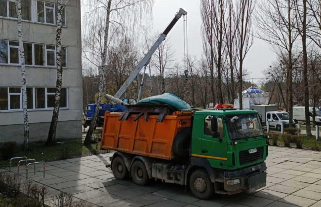 В Киеве на территории школы демонтировали памятник советскому танку, фото