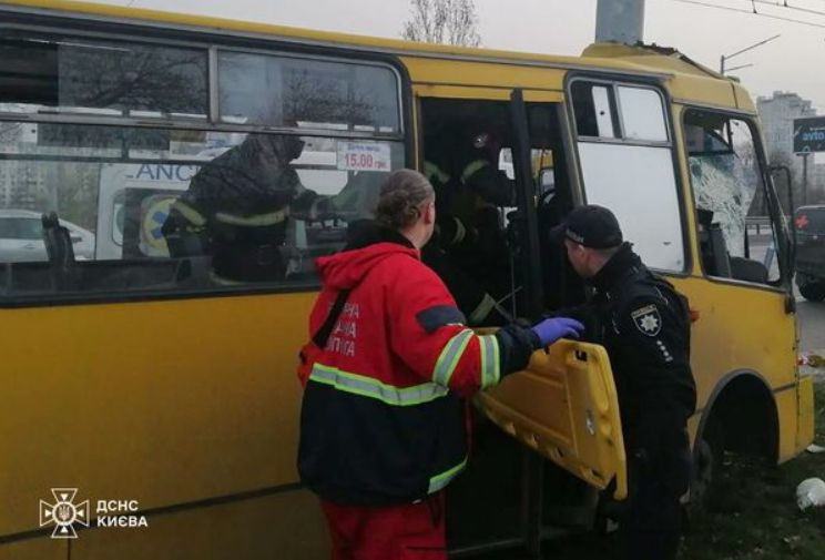 В Киеве маршрутка влетела в электроопору: водителя зажало в кабине, фото