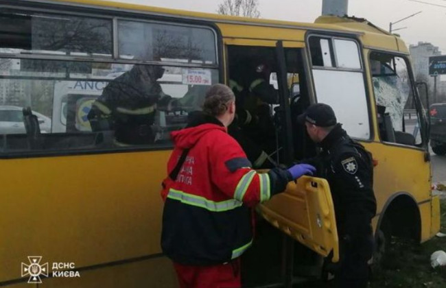 В Киеве маршрутка влетела в электроопору: водителя зажало в кабине, фото
