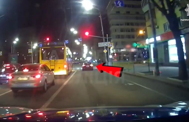 Проїхали на червоний сигнал світлофора — отримали штрафи: у Києві покарали 3 водіїв, відео