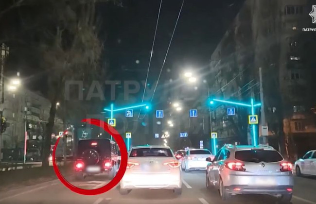 В Киеве наказали водителя «гелика», который нарушил ПДД: видео