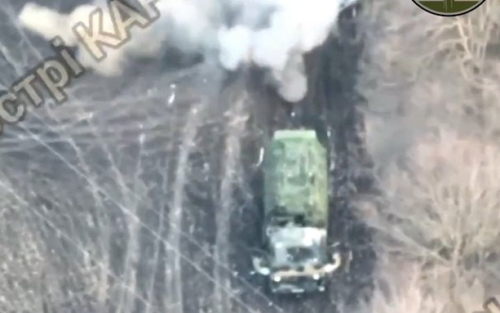 Нацгвардейцы попали из дрона по автомобилю с российскими офицерами, видео