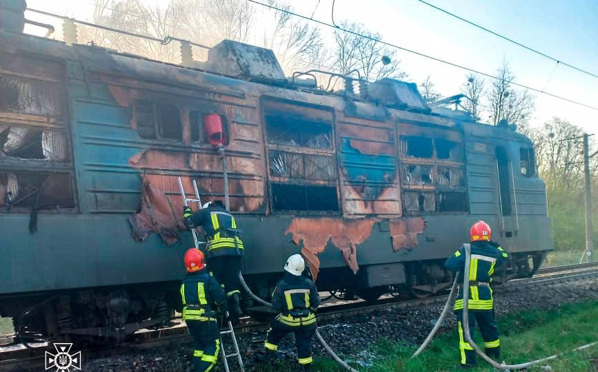На Черкащині загорівся електровоз під час руху: фото ліквідації пожежі