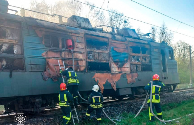На Черкащині загорівся електровоз під час руху: фото ліквідації пожежі