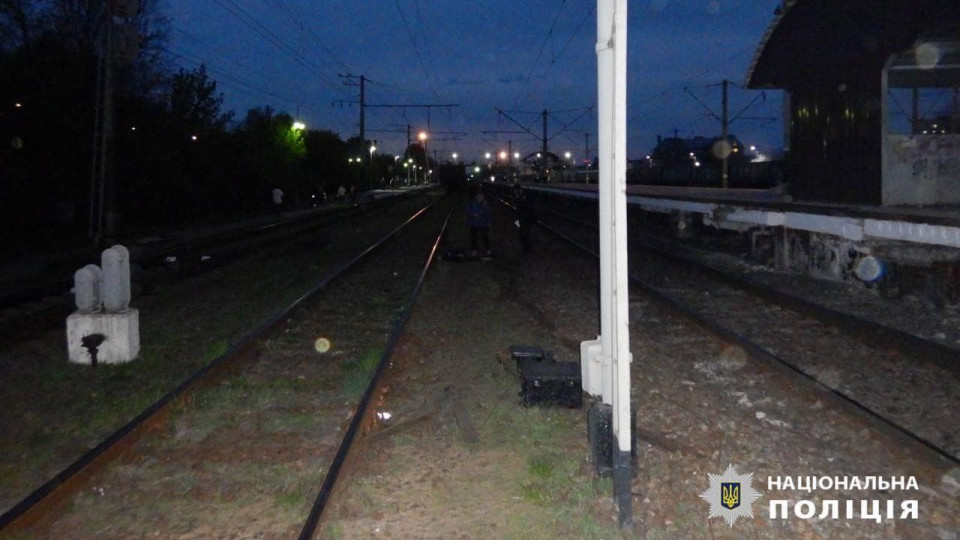 На Київщині під колесами пасажирського потяга загинув чоловік