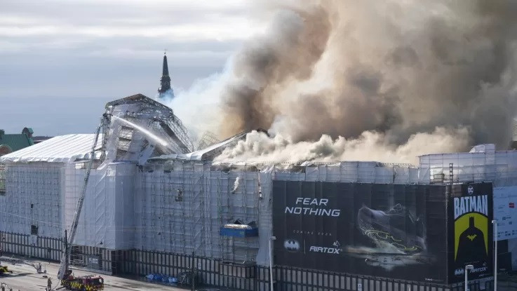 В Копенгагене в историческом здании вспыхнул масштабный пожар, видео