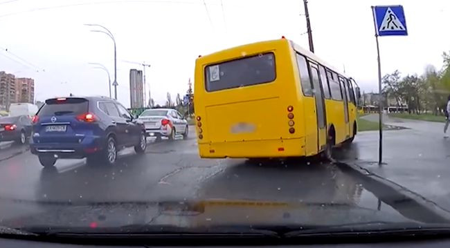 Киянин виклав у мережу відео, як автобус об’їхав затор по тротуару: чи покарали водія