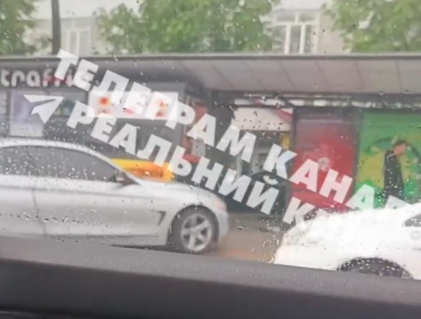 В Киеве на Берестейском проспекте легковушка въехала в остановку: видео