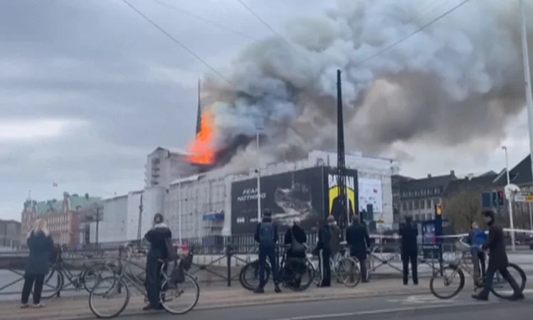 Пожежа на 400-річній біржі в Копенгагені: вдалося врятувати половину будівлі