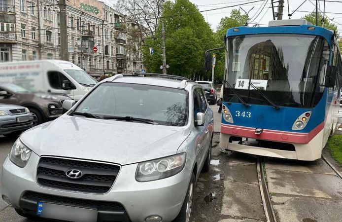 У Києві покарали «героя паркування», який заблокував рух трамваїв: фото