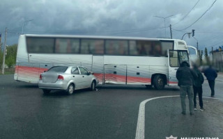 На Київщині легковик влетів у автобус