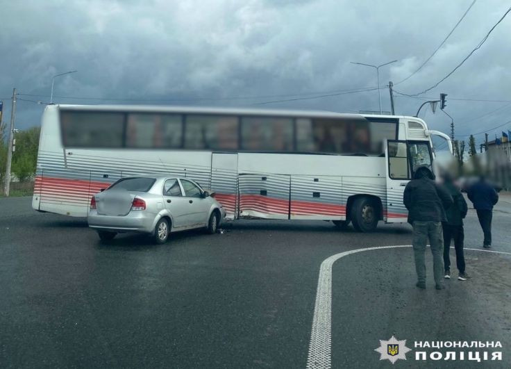 На Киевщине легковушка влетела в автобус