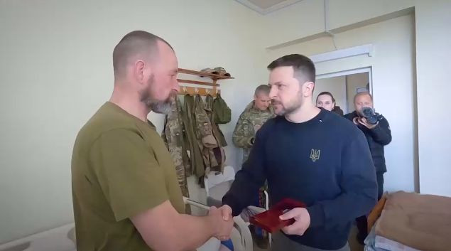 Зеленський приїхав на Донеччину: відвідав військових, які проходять лікування