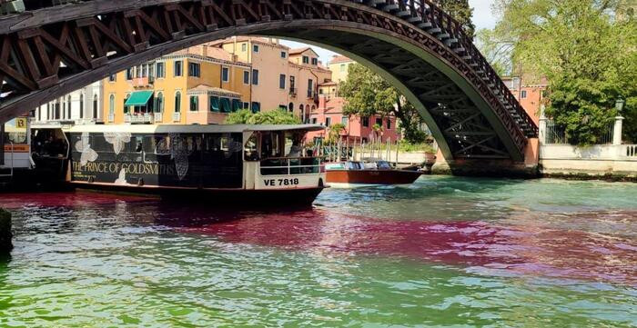 Самый известный канал Венеции окрасили в зеленый и красный цвет – что произошло