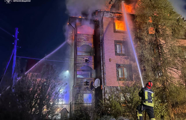 На Івано-Франківщині сталася пожежа в готелі: відео