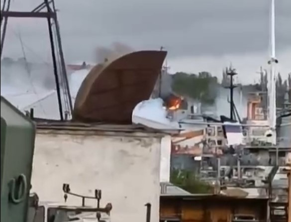 В Севастополе ракета попала в корабль: видео
