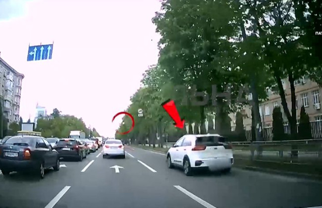 У Києві покарали водія, який на очах у поліції проїхав на заборонний сигнал світлофора: відео