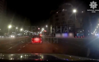 У Києві покарали водія Lexus, який рухався без ближнього світла фар у темну пору доби