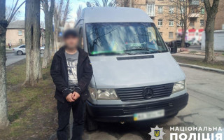 В Киеве мужчина угнал с парковки автомобиль, однако заехал недалеко