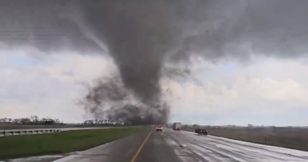 У трьох штатах США вирують руйнівні торнадо, відео