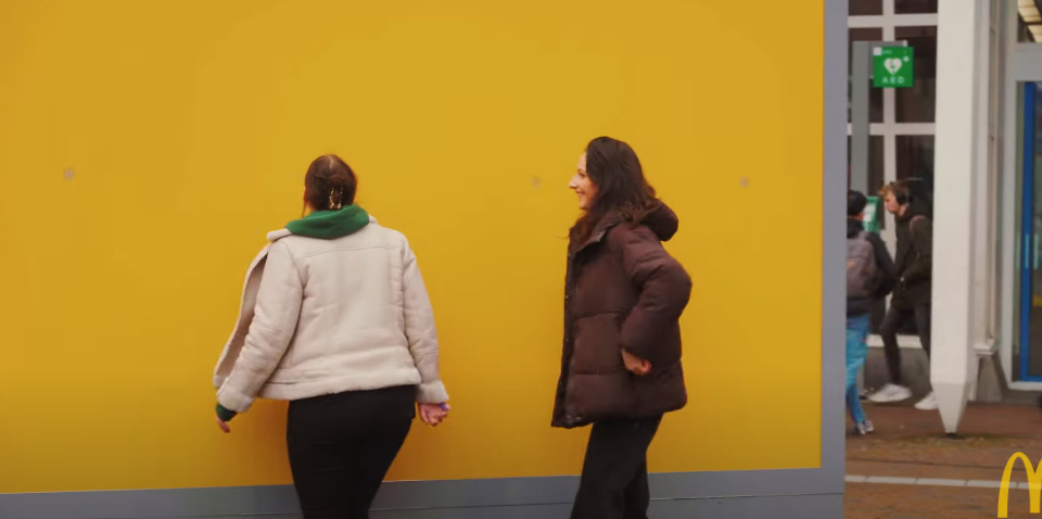 McDonald's запустил новую маркетинговую кампанию – люди нюхают стены