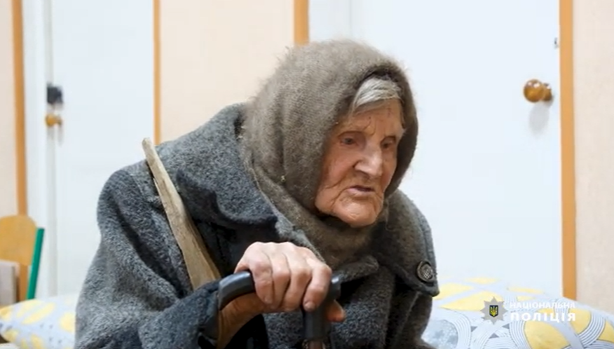 98-летняя женщина прошла пешком 10 км, чтобы выйти из оккупированной части Донецкой области, видео