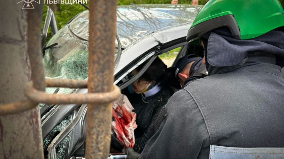 Под Львовом легковушка столкнулась с грузовиком: пострадал один человек
