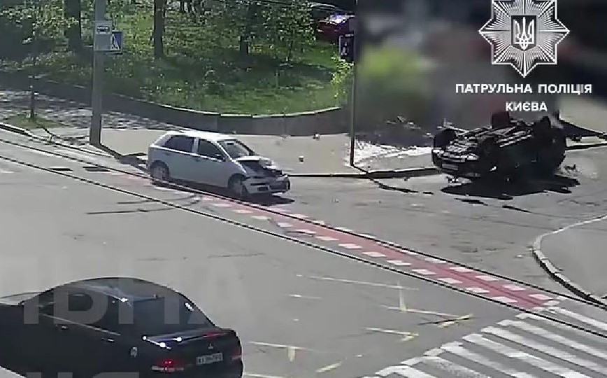 В Киеве столкнулись два автомобиля, в результате один перевернулся: видео