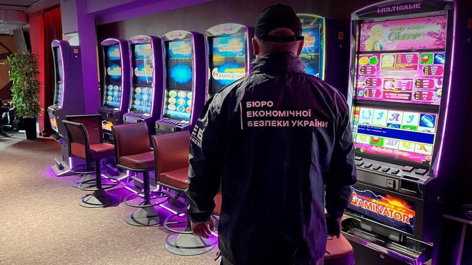 У Києві відвідувачі нелегального казино втекли від БЕБ через приватну клініку