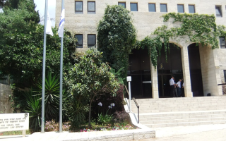 Адвокат из Израиля обжаловал отказ в открытии апелляционного производства на отдельное определение из-за одновременного удостоверения им документов как нотариусом
