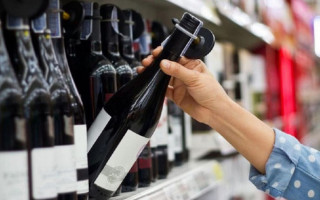 Підприємницю оштрафували за продаж алкоголю без ліцензії, але апеляційний суд не знайшов достатніх доказів