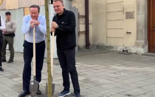 Глава МЗС Британії Девід Камерон відвідав Львів та посадив дерево у центрі міста, відео