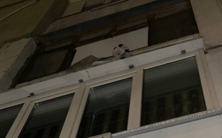У Києві відкрили кримінальну справу, після того, як на Позняках з вікна 3 поверху випала 2-річна дитина