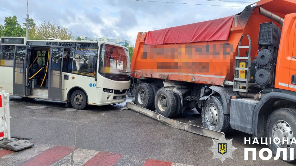 У Києві вантажівка зіштовхнулася з маршруткою: 6 пасажирів госпіталізували