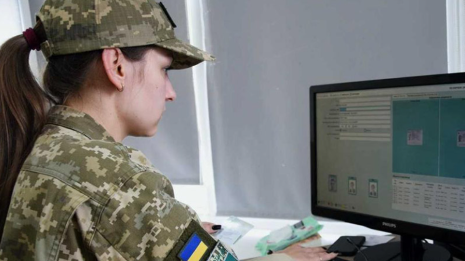 Кабмин урегулировал запуск Электронного военнообязанного кабинета и утвердил порядок проверки действительности военных билетов у мужчин за границей