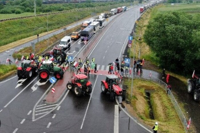 Польские протестующие вышли на однодневную забастовку, заблокировав движение украинских грузовиков