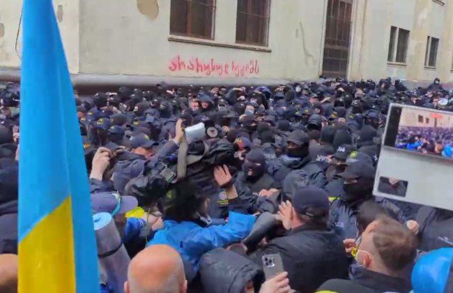 Комітет парламенту Грузії підтримав закон про «іноагентів»: силовики розганяють протестувальників, відео