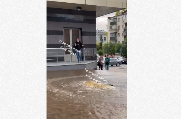 В Киеве возле станции метро «Лыбидская» снова прорвало трубу, видео