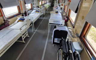 Укрзализныця передала два модернизированных вагона для эвакуации раненых: фото