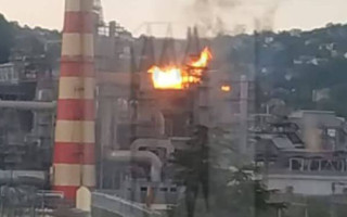 В Туапсе беспилотники атаковали НПЗ, возник мощный пожар: видео