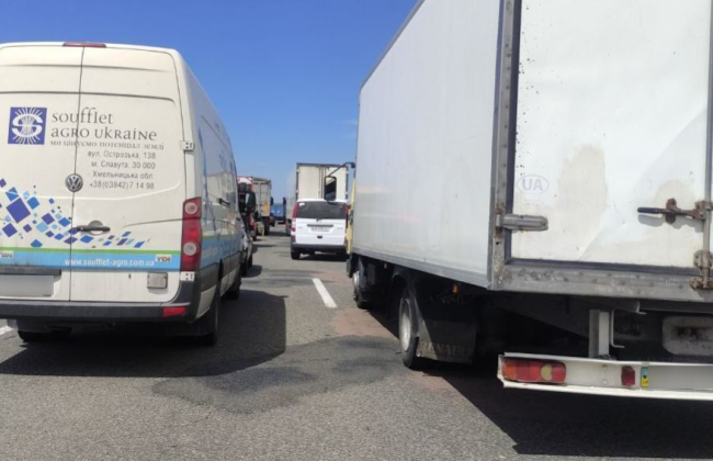 Дальнобойщики перекрыли трассу Киев-Одесса из-за нового закона о мобилизации, видео