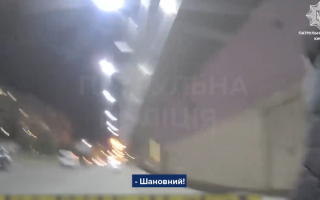 У Києві водій мопеда рухався зустрічною смугою та намагався втекти від поліції: відео