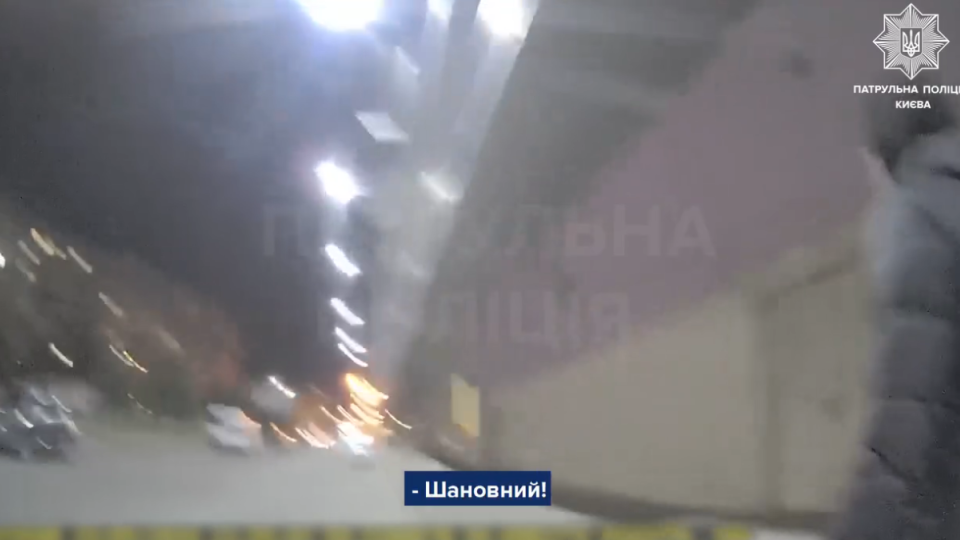 У Києві водій мопеда рухався зустрічною смугою та намагався втекти від поліції: відео