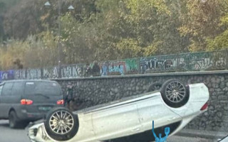 В Киеве на Набережном шоссе произошло серьезное ДТП с опрокидыванием, фото и видео