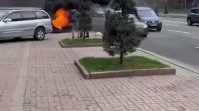 У Києві під будівлею КМДА горіли покришки, відео