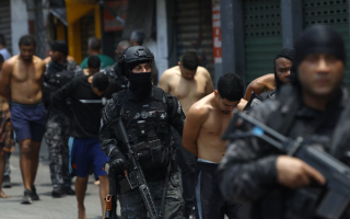 У Бразилії спалахнула війна між владою та наркокартелями — десятки загиблих, відео