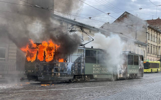 У центрі Львова посеред дня загорівся трамвай – фото