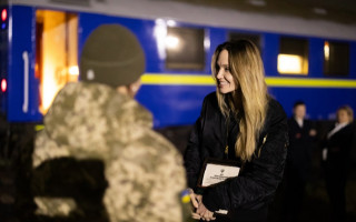 Прикордонники подарували Анджеліні Джолі жетон та українську символіку – фото