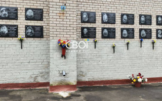 В Кривом Роге неизвестные облили черной краской портреты погибших воинов на стене гимназии