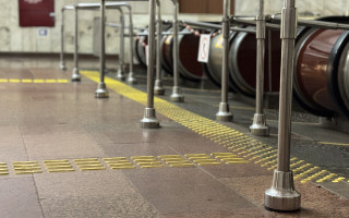 У метро Києва з’явилися тактильні індикатори – для чого вони, фото